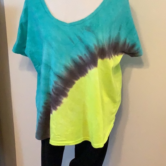 Tie-died short sleeve top. - Picture 2 of 4
